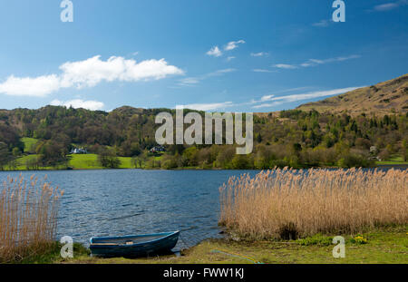 Eine alte hölzerne Ruderboot am Ufer des Grassmere in Lake District National Park, Cumbria, North West England, Großbritannien Stockfoto