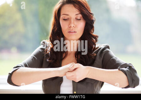 Mädchen Fingern ziehen Stockfoto