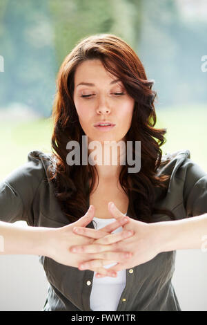 Mädchen Fingern ziehen Stockfoto