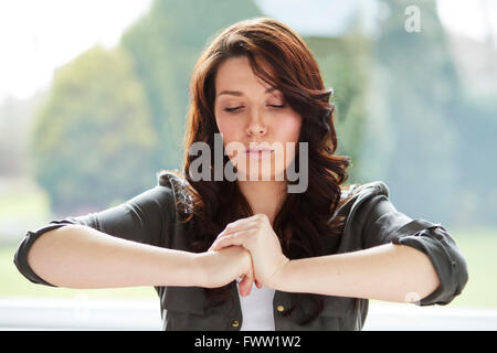 Mädchen Fingern ziehen Stockfoto