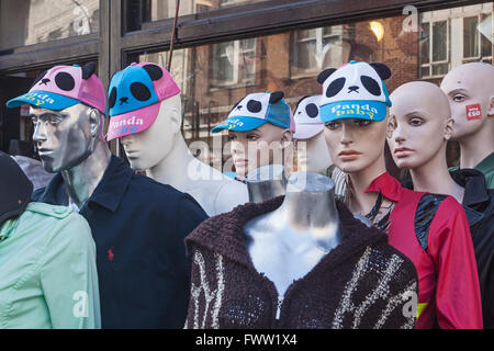 London, Deptford Mannequins in einer Ladenfront in New Cross Road anzeigen Stockfoto