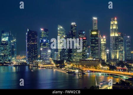 Marina Bay in der Nacht in Singapur Stockfoto