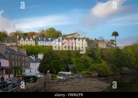 Ein Blick auf die bunten Häuser in der Küstenstadt Stadt von Portree auf der Isle Of Skye in Schottland Stockfoto