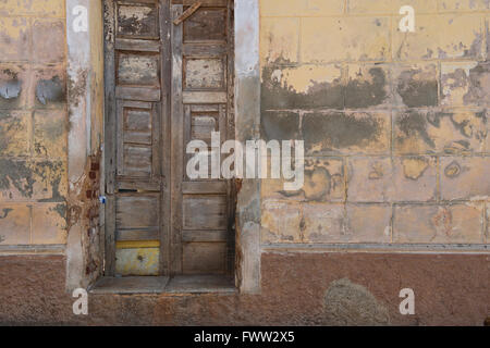 Eine Wand aus verschiedenen Farben und Texturen in der alten kubanischen Stadt Trinidad. Stockfoto