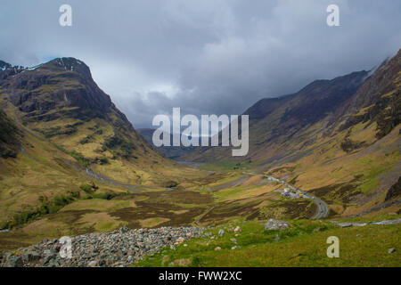 Eine Straße, die durch ein Tal in Glencoe in den schottischen Highlands. Stockfoto