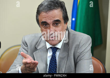 Brasilianisches Advocate General Jose Eduardo Cardozo spricht zu den Medien nach der Präsentation der Verteidigung während das Amtsenthebungsverfahren von Präsidentin Dilma Rousseff 4. April 2016 in Brasilia, Brasilien. Rousseff, ehemaliger Präsident Lula da Silva und Vizepräsident Michael Temer sind immeshed in einem massiven Korruptionsskandal. Stockfoto