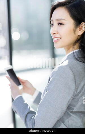 Geschäftsfrau mit einem Smartphone Stockfoto