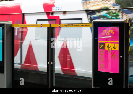 BANGKOK, THAILAND - 12. März 2016: Bangkok Skytrain oder BTS, Phaya Thai Station in Bangkok. BTS ist zum bequemen Transport Stockfoto