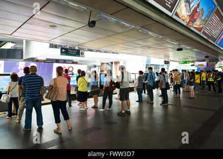 BANGKOK, THAILAND - 12. März 2016: Völker stehen in Linien warten BTS Skytrain. Stockfoto