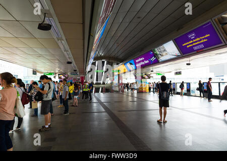 BANGKOK, THAILAND - 12. März 2016: Völker stehen in Linien warten BTS Skytrain. Stockfoto