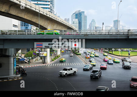 Bangkok, Thailand - 12. März 2016: Der Bangkok Mass Transit System (BTS). Thai - japanische Brücke. Stockfoto