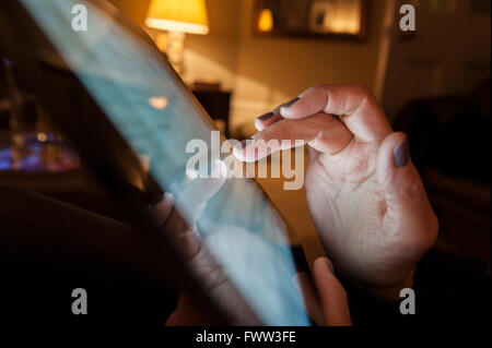 Eine Frau-Typen auf ihrem TabletPC Stockfoto