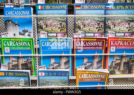 Reiseführer Bücher in vielen Sprachen auf den Verkauf von Geschenk-Shop in Carcassonne Kastellmauer. Aude, südlich von Frankreich, Frankreich. Stockfoto