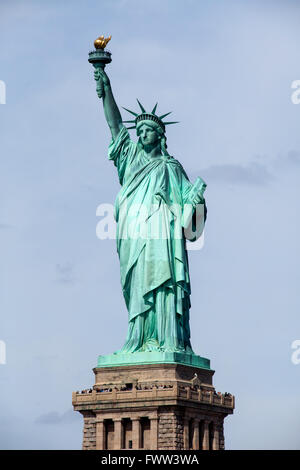 Freiheitsstatue, fotografiert von der Fähre nach Staten Island, New York City, Vereinigte Staaten von Amerika. Stockfoto