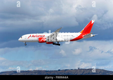 Passagierjet Flugzeug - Boeing 787-8 Dreamliner - von - Avianca-Fluggesellschaft, ist bereit, im Flughafen Madrid (Spanien) zu landen. Foto 3 von 5 Stockfoto