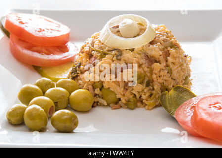 Kubanische Küche traditionelle kreolische gelbem Reis garniert mit Oliven, Zwiebeln, Tomaten und Pickels. Stockfoto