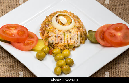 Kubanische Küche traditionelle kreolische gelbem Reis garniert mit Oliven, Zwiebeln, Tomaten und Pickels. Stockfoto