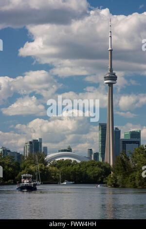 Torontos CN Tower vom Zentrum der Insel aus gesehen Stockfoto