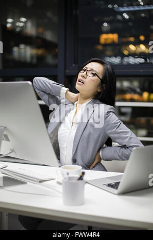 Geschäftsfrau, die spät im Büro arbeiten Stockfoto