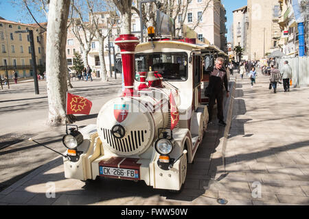 Kleine, Mikro Spielzeugeisenbahn die Touristen gegen Gebühr um Zentrum von Narbonne, Aude, Südfrankreich, Frankreich, Europa. Stockfoto