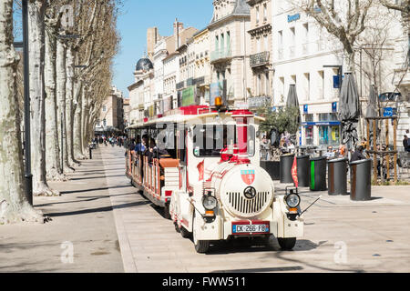 Kleine, Mikro Spielzeugeisenbahn die Touristen gegen Gebühr um Zentrum von Narbonne, Aude, Südfrankreich, Frankreich, Europa. Stockfoto