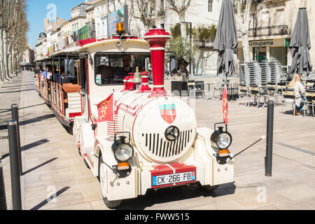 Kleine, Mikro Spielzeugeisenbahn die Touristen gegen Gebühr um Zentrum von Narbonne, Aude, Südfrankreich, Frankreich, Europa. Stockfoto