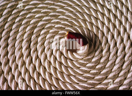 Schwere weiße Marina Seil aufgewickelt Stockfoto