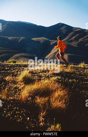 Fit junge männliche Athlet Trailläufer im Vorgebirge der Sierra Nevada, Kalifornien, Stockfoto