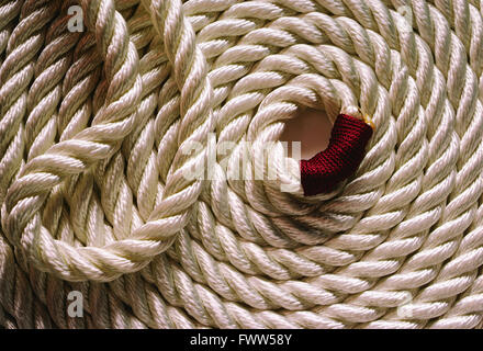 Schwere weiße Marina Seil aufgewickelt Stockfoto