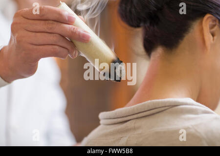 Senior-chinesischen Arzt geben moxibustion Stockfoto