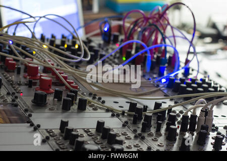 modular-Synthesizer, Closeup analogen Synthesizer - Musik-equipment Stockfoto