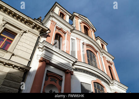 KUTNA HORA, Tschechien - 28. Dezember 2015: Nahaufnahme des historischen Barockbau in Kutna Hora, auf blauen Wolkenhimmel Stockfoto