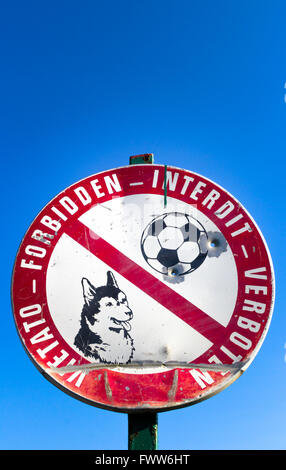 Zeichen Verbot des Zugangs zu den Hunden und Fußball zu spielen. Sie sind gut sehen zwei Einschusslöcher. Stockfoto