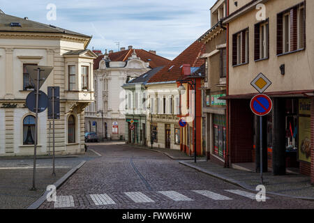 KUTNA HORA, Tschechien - 28. Dezember 2015: General Straßenansicht von Kutna Hora mit kleinen historischen Barockbauten auf clou Stockfoto