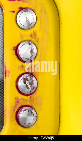 Details von einem gelben Gegensprechanlage mit störenden Spuren von Blut auf die Anruftasten. Stockfoto