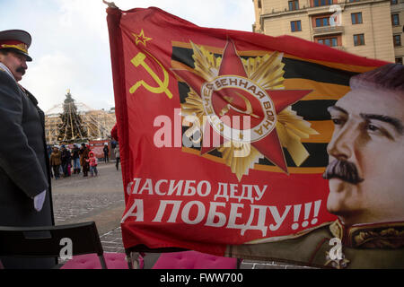 Eine Straße Darsteller geschminkt und verkleidet als der sowjetische Diktator Josef Stalin bleiben auf Manege-Platz im Zentrum von Moskau, Russland Stockfoto