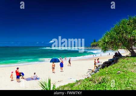 CALOUNDRA, ÖST - 6. Dezember 2015: Heißer sonniger Tag am Dicky Beach Calundra, Queensland, Australien Stockfoto