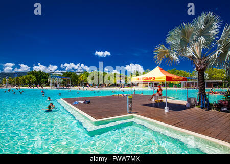 CAIRNS, AUSTRALIEN - 27. MÄRZ 2016. Tropischen Badelagune an der Esplanade in Cairns mit künstlich angelegten Strand, Queensland, Australien Stockfoto