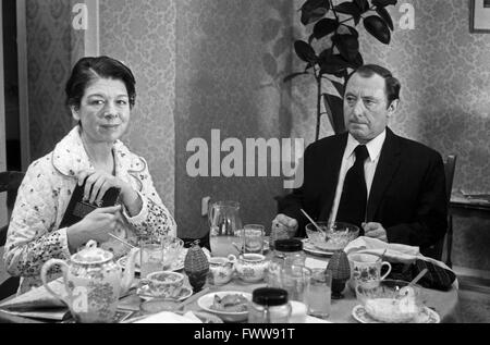 Sterben, Nacht, in der der Chef Geschlachtet Wurde, Fernsehfilm, Deutschland 1979, Regie: Voitech Jasny, Monia: Heinz Schubert (Rechts), Margret Homeyer ("Links") Stockfoto