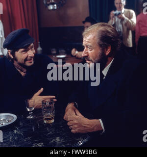 Deutscher Showmaster und Entertainer Hans Joachim Kulenkampff in einer Hafenkneipe, Deutschland 1970er Jahre. Deutsche entertainer Hans Joachim Kulenkampff in einem Sailor Pub, Deutschland 1970. Stockfoto