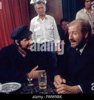 Deutscher Showmaster und Entertainer Hans Joachim Kulenkampff in einer Hafenkneipe, Deutschland 1970er Jahre. Deutsche entertainer Hans Joachim Kulenkampff in einem Sailor Pub, Deutschland 1970. Stockfoto