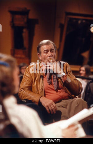 Deutscher Showmaster und Entertainer Hans Joachim Kulenkampff als Gast in einer Talkshow, Deutschland 1970er Jahre. Deutsche entertainer Hans Joachim Kulenkampff Besuch einer Talk Show, Deutschland 1970. Stockfoto