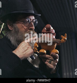 Der Niederländische Sänger Und Komponist Vader Abraham Mit Knetgummifiguren, 1970er Jahre Deutschland. Niederländischer Sänger und Komponist Vader Abraham mit Modelliermasse Ton Marionetten, Deutschland der 1970er Jahre. Stockfoto