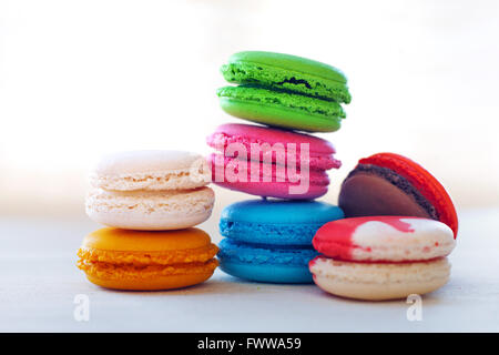 Bunte Makronen Turm close-up auf Whitebackground. Stockfoto