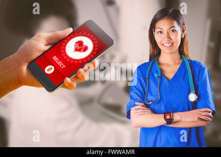 Zusammengesetztes Bild asiatische Krankenschwester mit Stethoskop Kreuzung Armen Stockfoto