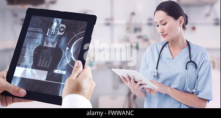 Zusammengesetztes Bild des Chirurgen mit digital-Tablette mit Gruppe Tisch im Krankenhaus Stockfoto