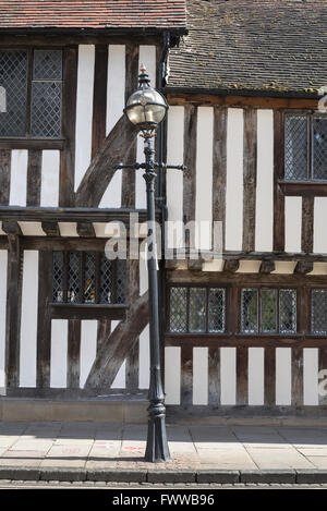 Alte mittelalterliche Straße, Detail der typischen mittelalterlichen Fachwerkhäuser in der Church Street, Stratford Upon Avon, England, Großbritannien Stockfoto