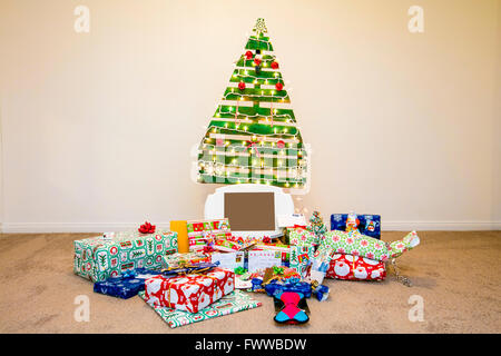 Weihnachtsgeschenke unter einer ökologischen, wiederverwendbare Weihnachtsbaum Stockfoto