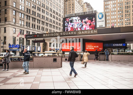 New York City, New York, USA - 25. Oktober 2013: Außenansicht des Madison Square Garden in Midtown Manhattan mit Menschen sichtbar Stockfoto
