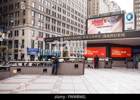 New York City, New York, USA - 25. Oktober 2013: Außenansicht des Madison Square Garden in Midtown Manhattan mit Menschen sichtbar Stockfoto